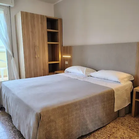 Roma Hotel 2*