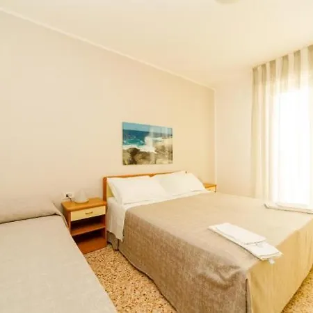 Roma Hotel 2*